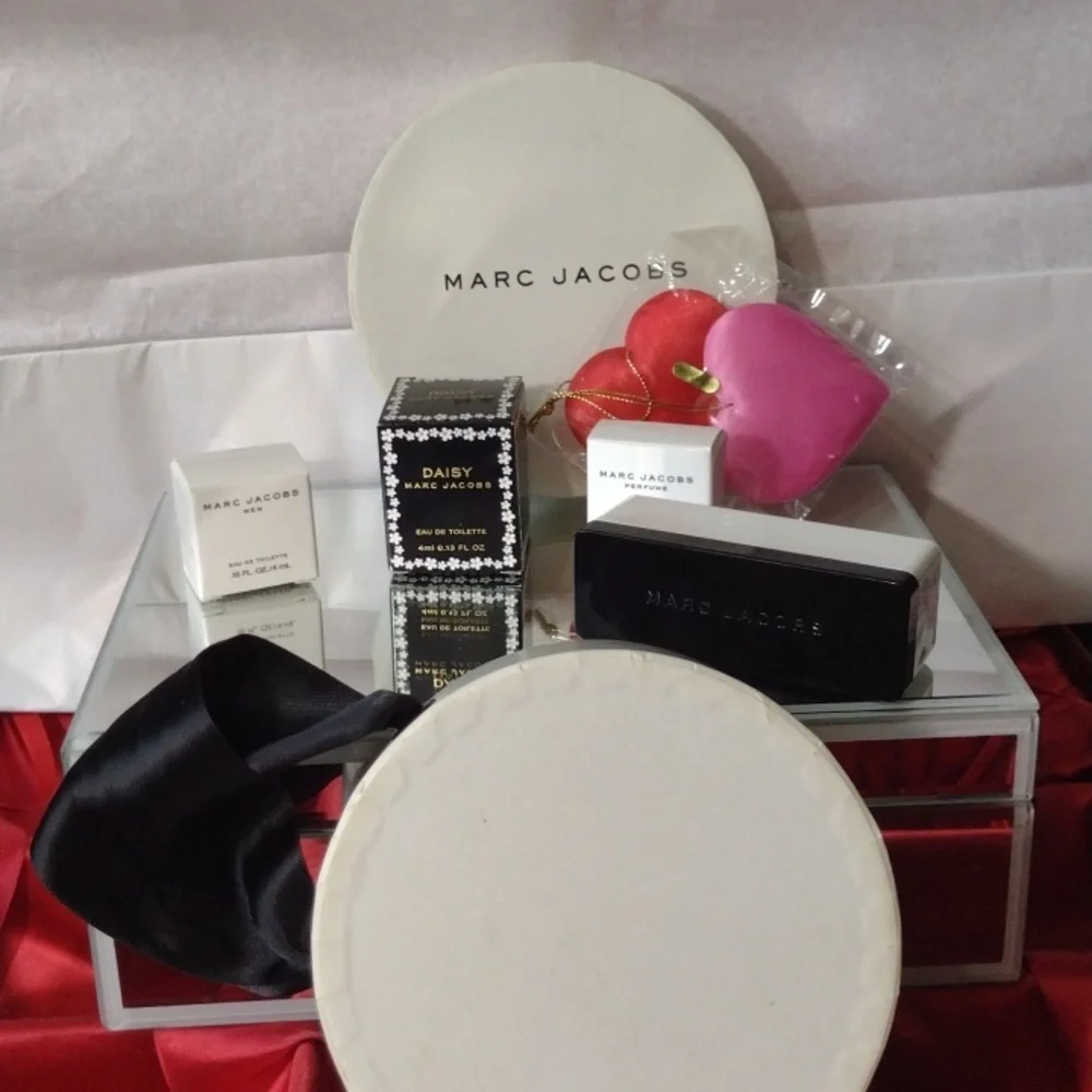 MARC JACOBS ๐ Perfume, 2 Eau de Toilette, Perfumed Lotion, Permanent Case NWT - Picture 9 of 11